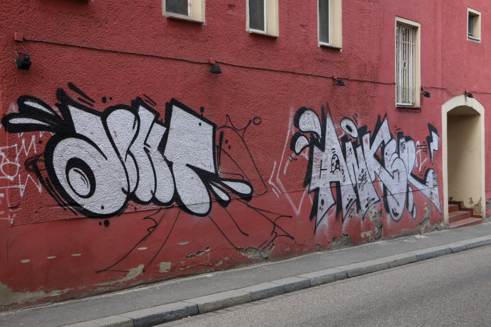 Rot, silbern und schwarz