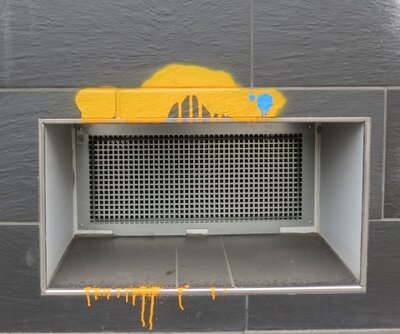 street art minimal - gelbe Schlangen