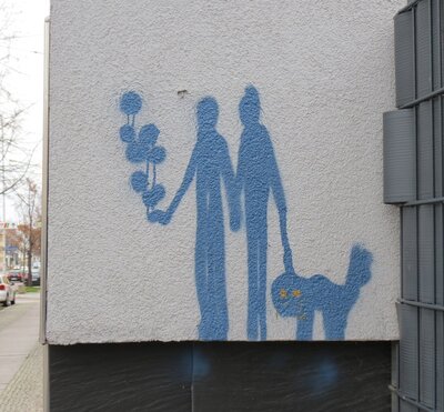 Paar mit Hund und Freunden