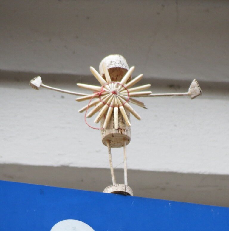 Korkie mit Strahlen-Schild