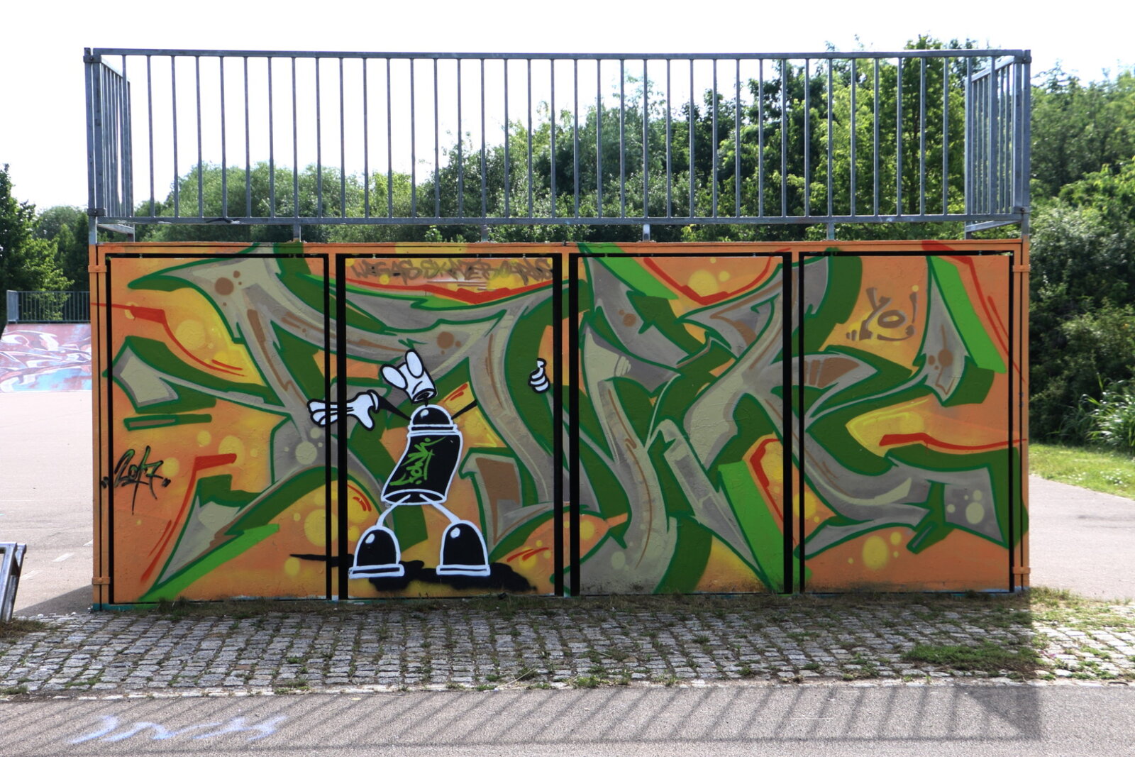 Skaterplatz am Piratenschiff: STICK und FOWK und GRIPS