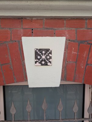 Mandala-Fliese an der Fassade