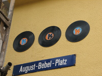 Schallplatten-Sticker am August-Bebel-Platz