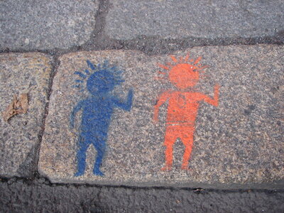 Zwei Stencil-Figuren in Blau und Rot