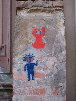 Rote Eule und blaue Figur