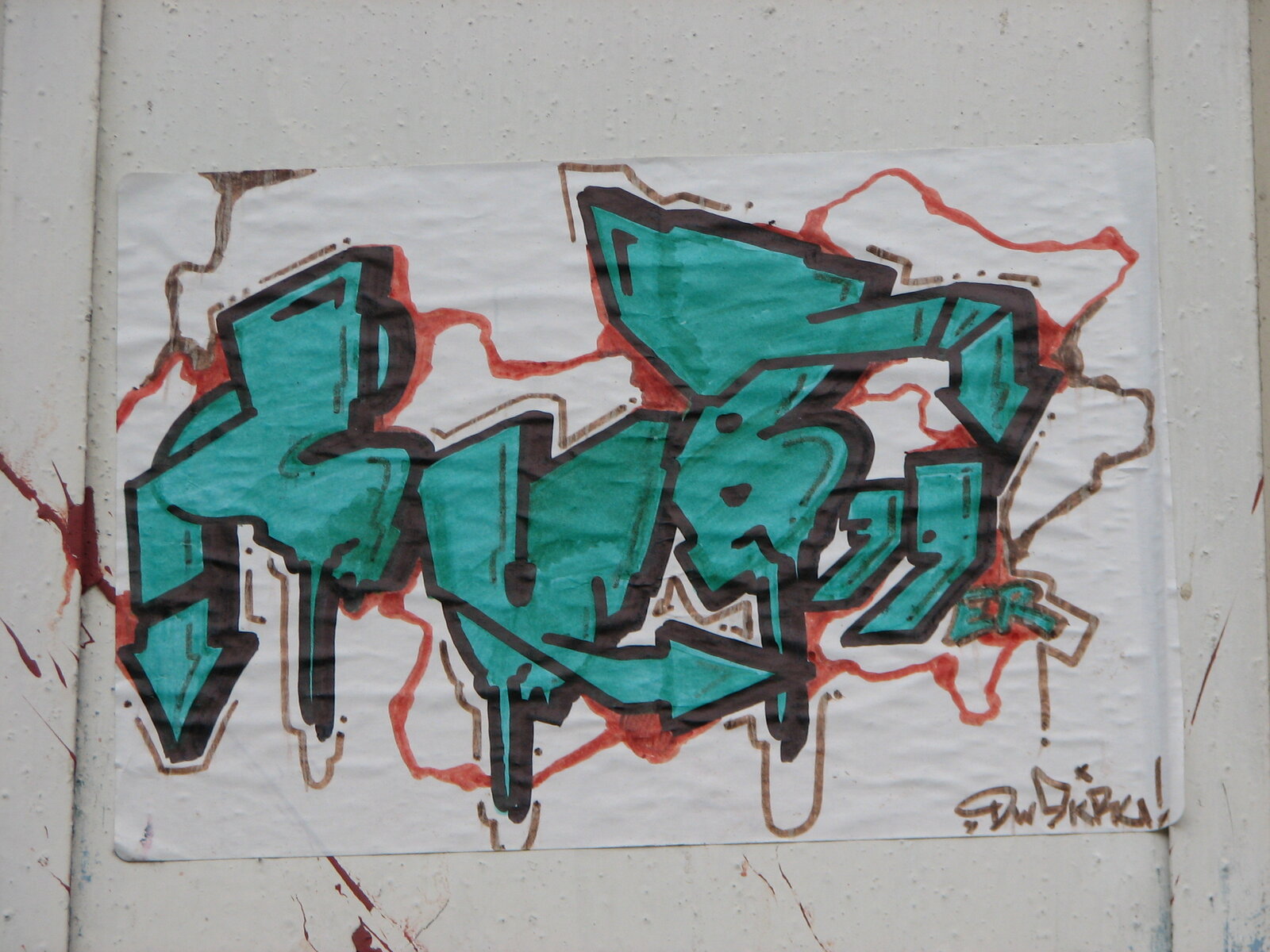 Graffiti-Schriftzug in Türkis, Schwarz und Rot auf weißem Untergrund. Die Buchstaben sind wild-dynamisch geformt mit charakteristischen 3D-Effekten und dekorativen Linien. Eine Künstlersignatur in Gold rechts unten.
