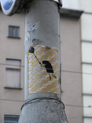 Zwei Vögel auf gelbem Grund