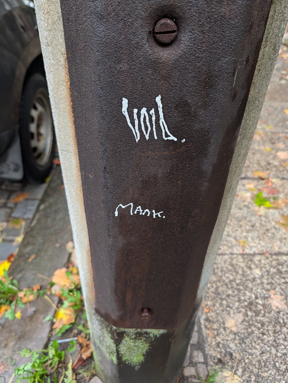 Weißer Schriftzug "Void" und die Signatur "MAnk." auf einer Laterne.