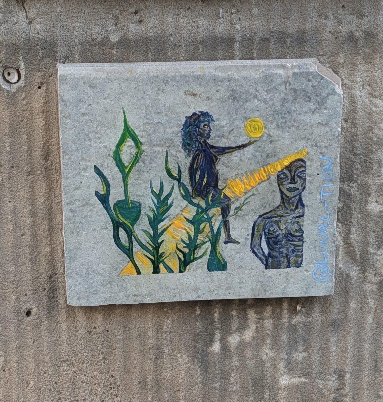 Auf einer hellgrauen Betonplatte sind mit Farben mehrere Figuren und Pflanzen dargestellt: eine schwarze Gestalt hält einen gelben Kreis, daneben grüne Pflanzen mit gelben Akzenten und rechts ein Porträt einer Figur mit blauen Linien.