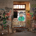 Graffiti bildlich: Figur mit grüner Jacke